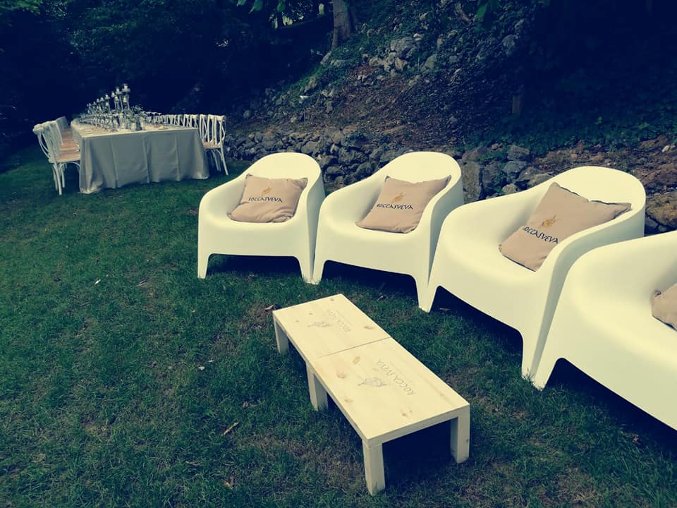 salottino-in-giardino-matrimonio.jpg